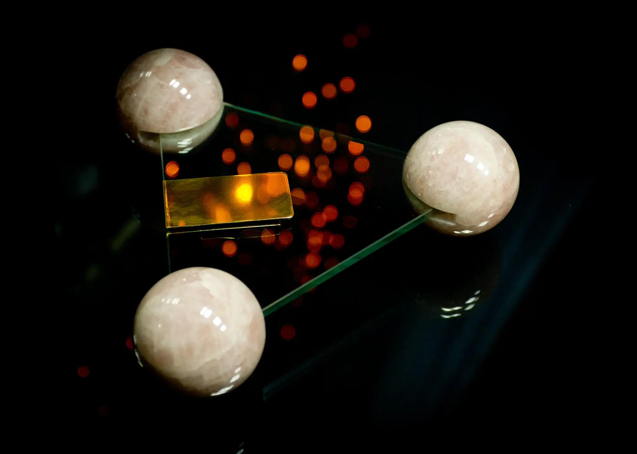 Das QUANTEC® Gerät – drei Rosenquarz-Kugeln mit goldenem Chip